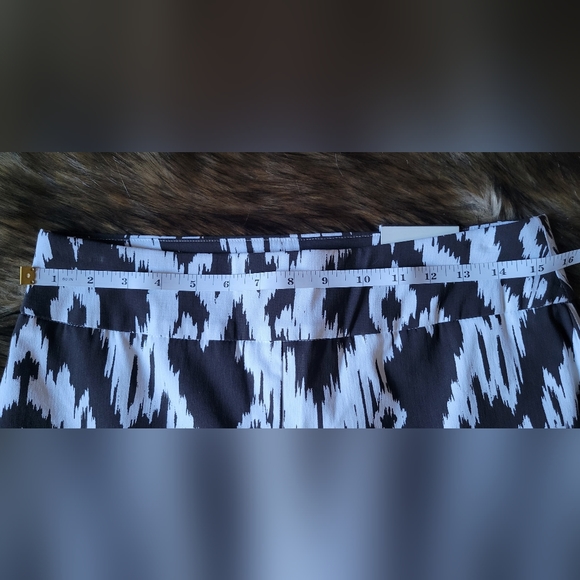 Chico's Brigitte So Slimming Stretch Crop Black & White Ikat Print Pants - Picture 14 of 16